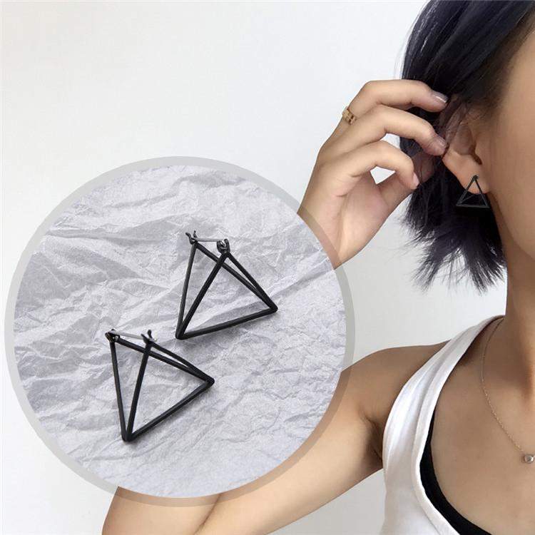 ピアス レディース アレルギー対応 フープピアス ブラック 三角 トライアングル 透かし 立体 キャッチレス 個性 両耳用 仕事 プレゼント | 