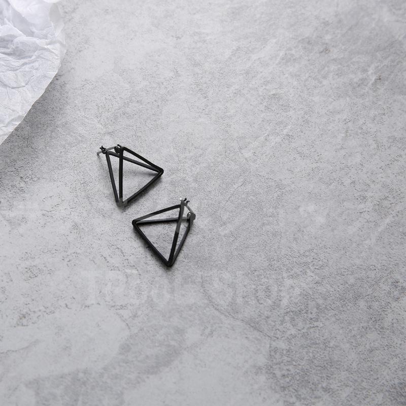 ピアス レディース アレルギー対応 フープピアス ブラック 三角 トライアングル 透かし 立体 キャッチレス 個性 両耳用 仕事 プレゼント |  | 08