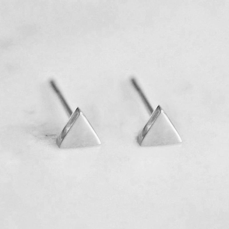 ピアス 18K 金属アレルギー対応 サージカルステンレス 小さめ 三角 トライアングル シルバー ゴールド ピンクゴールド シンプル 仕事 プレゼント オフィス |  | 01