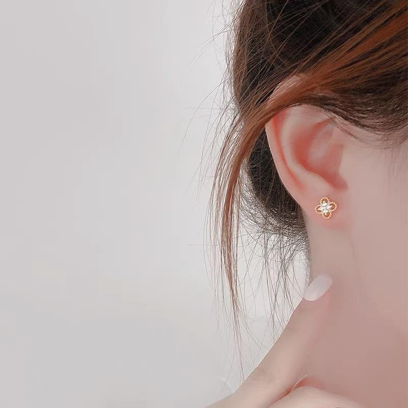 ピアス レデイーズ 18K アレルギー対応 ダイヤ クローバー 四つ葉 花 フラワー 小さめ 透かし 仕事 プレゼント |  | 04