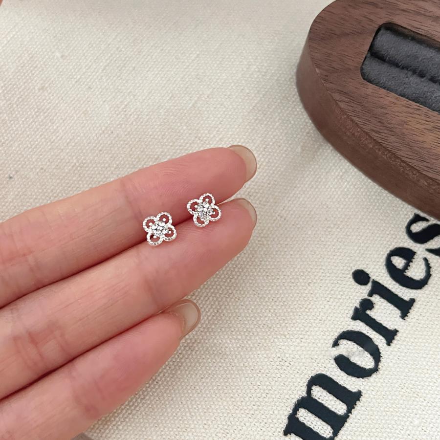 ピアス レデイーズ 18K アレルギー対応 ダイヤ クローバー 四つ葉 花 フラワー 小さめ 透かし 仕事 プレゼント |  | 01