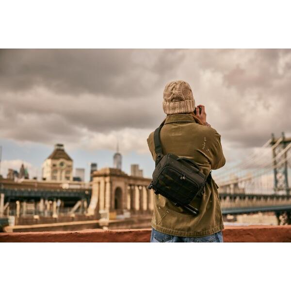 (TENBA) TENBA カメラバッグ Axis v2 スリングバッグ V637-761 マルチカムブラック | TENBA | 02