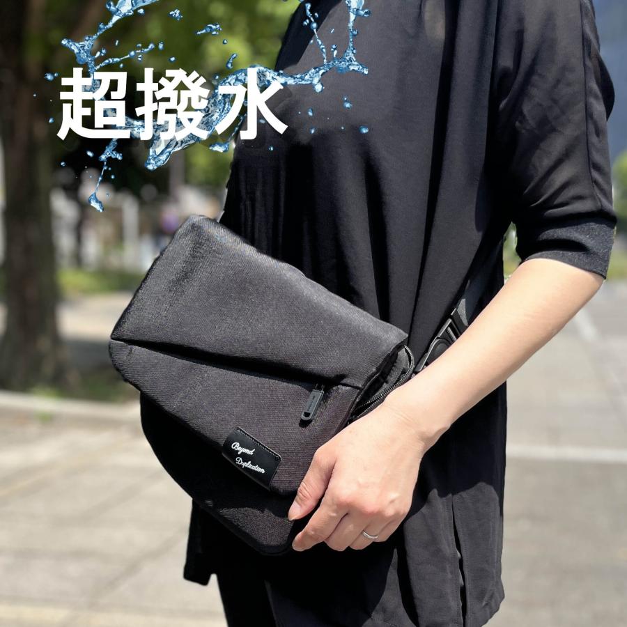 黒のメッセンジャーバッグ