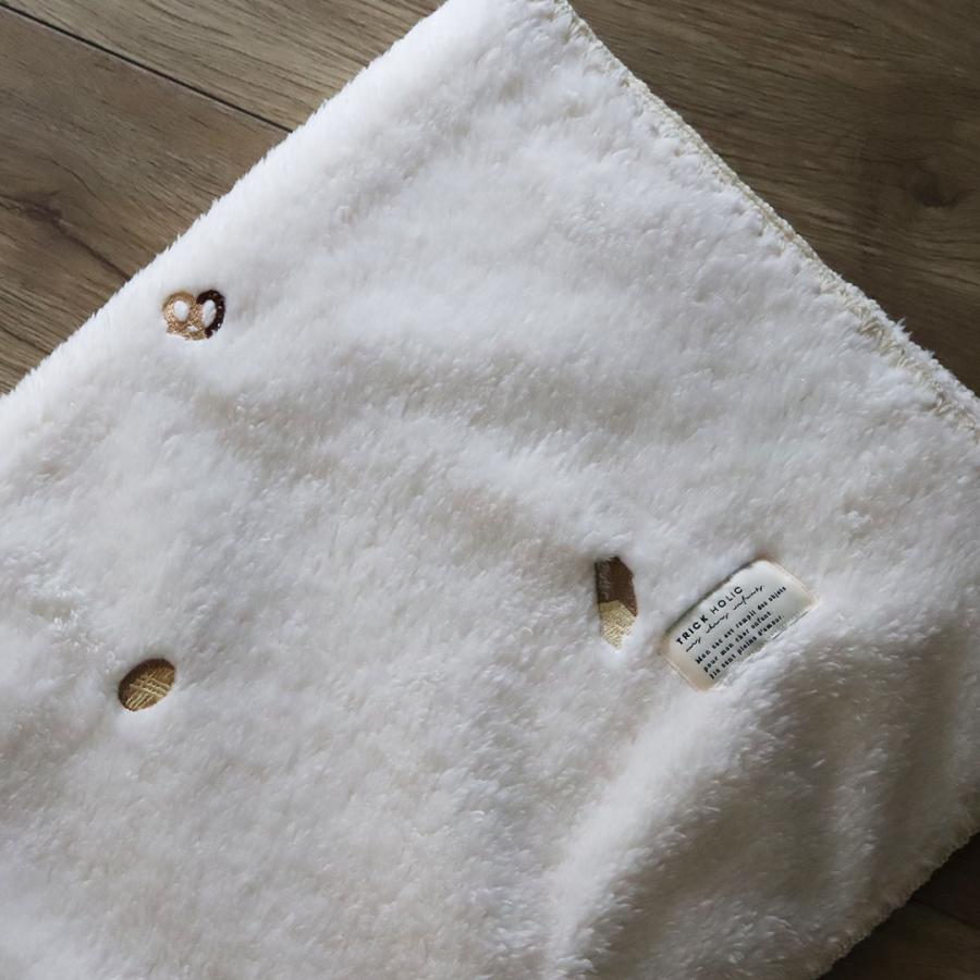 【SALE 半額 12/4, 20時〜12/11】ふわふわファーブランケットpastry 刺繍　Sサイズ（約70×85cm）ふわふわ　ペストリー　刺繍 オリジナル デザイン　本場韓国製 |  | 02