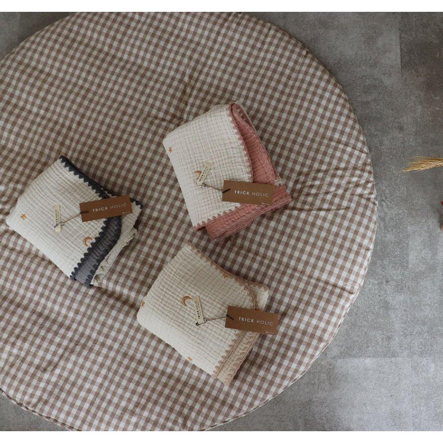 ゴールドの刺繍糸。6重ガーゼブランケット星と月の刺繍　Sサイズ（約70×85ｃｍ）TRICK HOLIC　トリックホリック | 