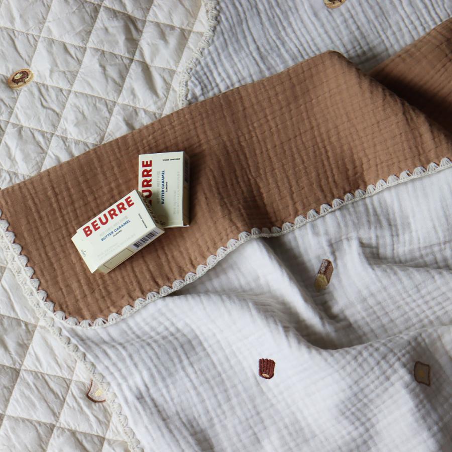 【11/19 PM4時頃再入荷】6重ガーゼブランケットpastry 刺繍（Sサイズ）パンケーキ・カヌレ・バター・ガレットブルトンヌ・トースト・プレッツェル |  | 04