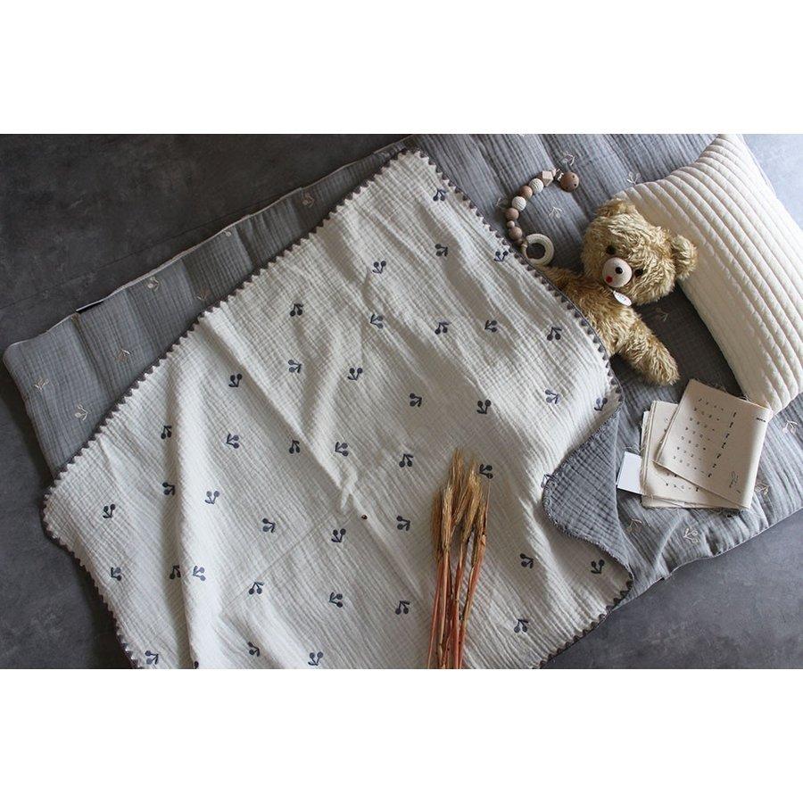 11/19 PM4時頃再入荷】6重ガーゼブランケットさくらんぼの刺繍 Sサイズ