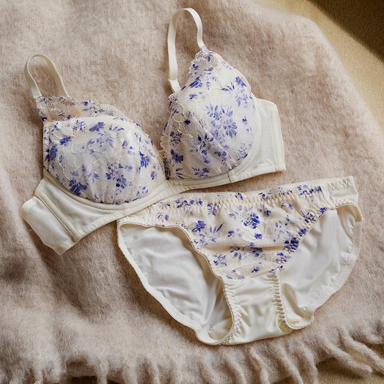 AMOSTYLE（アモスタイル） まとめ買い対象 胸元ぴったりブラ ブラ
