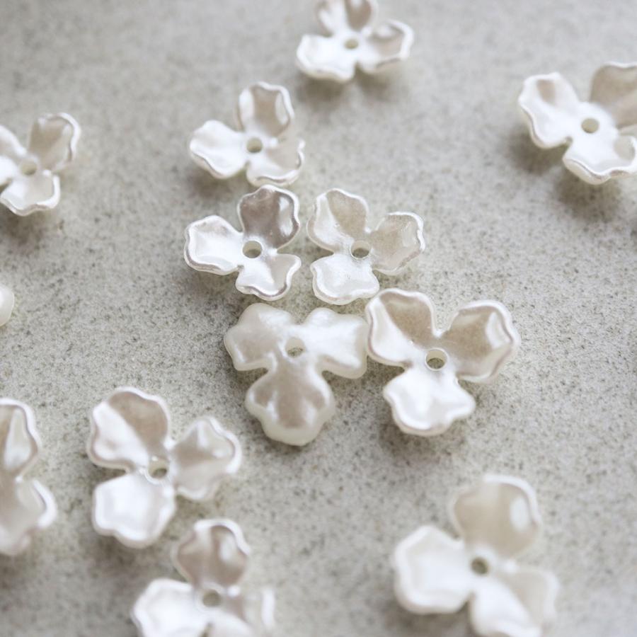 パールホワイト アクリルフラワー 3枚花びら 3弁花 パーツ 50個（10mm 