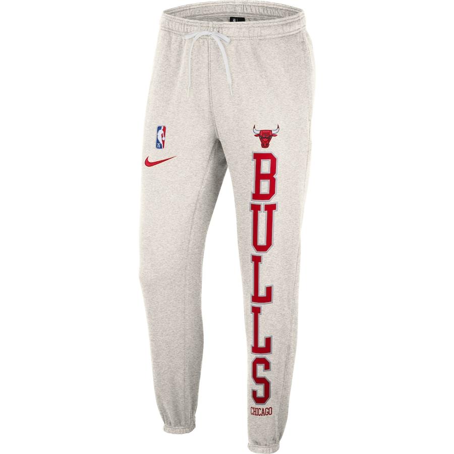 ナイキ メンズ スウェットパンツ "Chicago Bulls" Nike 75th Anniversary Courtside Fleece Pants - Ash/Red｜troishomme｜02