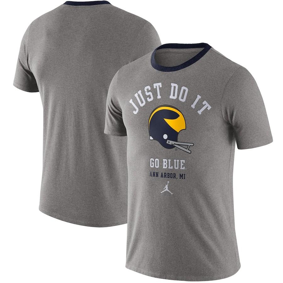 ジョーダン メンズ Tシャツ "Michigan Wolverines" Jordan Brand Vault Helmet Team Tri-Blend T-Shirt - Heathered Gray｜troishomme