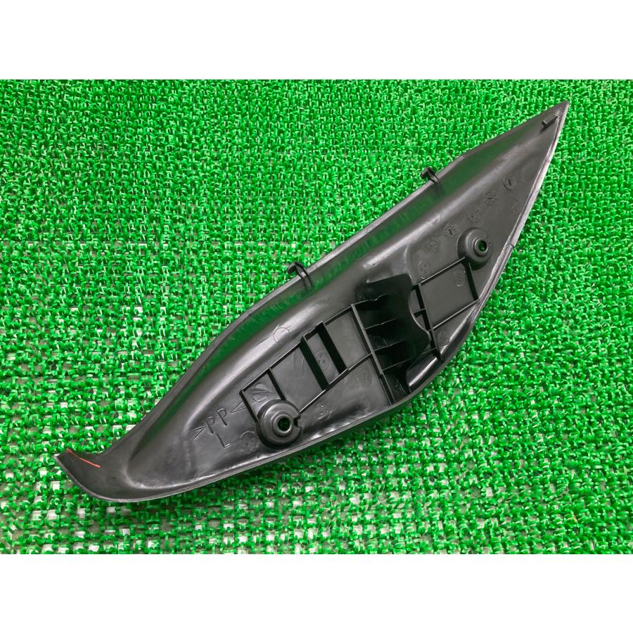 ヤマハ発動機 マジェスティ125 タンデムステップインナーカウル 左 