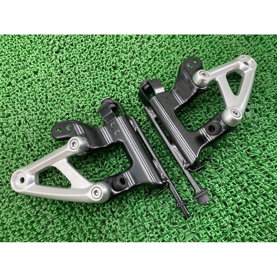 スラクストンR ヘッドライトステー トライアンフ(TRIUMPH) 純正 スラクストンR ヘッドライトステー トライアンフ(TRIUMPH) 純正