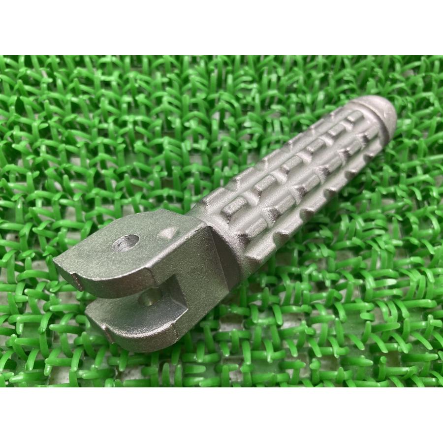 スクランブラー タンデムステップペグ 右 46510601A ドゥカティ 純正 中古 ムルティストラーダ1100 モンスター620 696 796 1100 83 スクランブラー タンデムステップペグ 右 46510601A ドゥカティ 純正