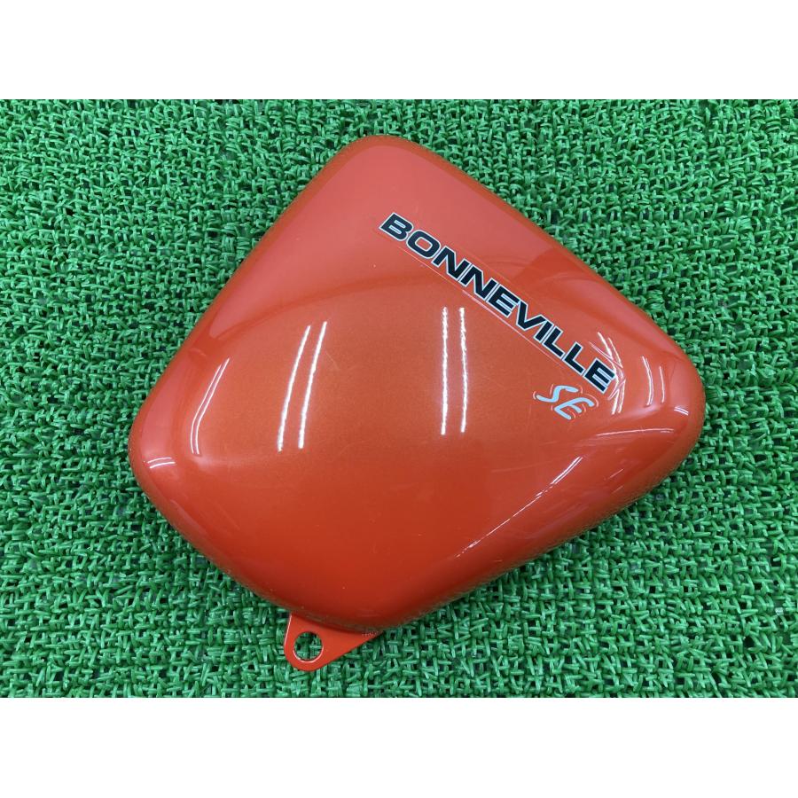 ボンネビルSE サイドカバー 左 橙M 2301239 トライアンフ(TRIUMPH) 純正 美品 コケキズ無し 割れ欠け無し そのまま使える 【中古】 57 ボンネビルSE サイドカバー 左 橙M 2301239 トライアンフ(TRIUMPH