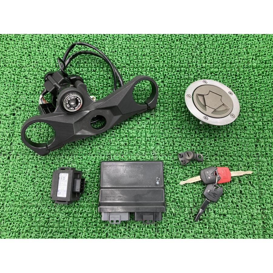 カワサキ ZX-10R キーセット 21175-0242/21181-000 純正 中古 カワサキ ZX-10R キーセット 21175-0242/21181-000 純正 中古