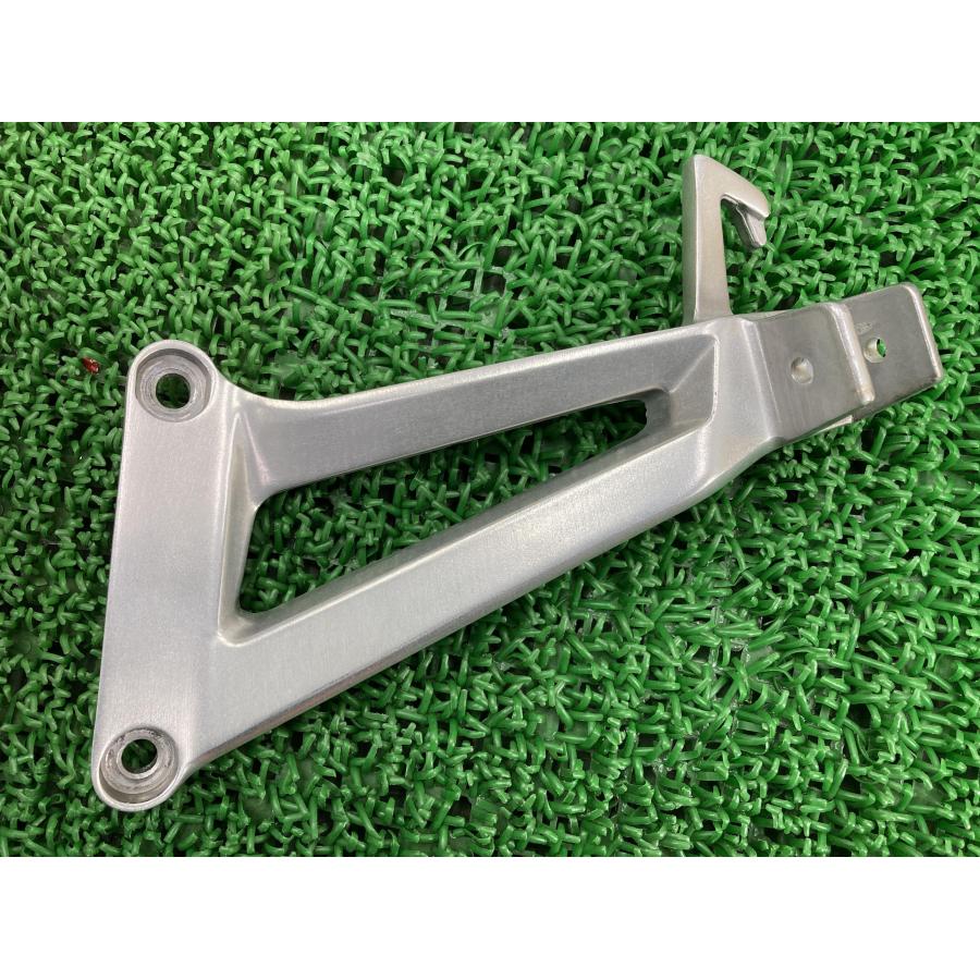 CBR125R タンデムステップホルダー 左 ホンダ 純正 新品 バイク 部品 未使用 割れ欠け無し 修復素材に 車検 Genuine 98 ホンダ（HONDA） CBR125R タンデムステップホルダー 左 在庫有 即納