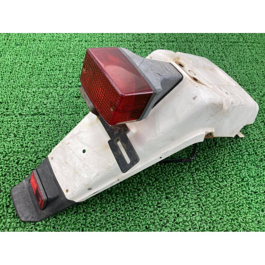 ジェベル125 リアフェンダー 白 63113-44AD/B/C スズキ 純正 バイク 部品 SF44A 63113-44AD B C ジェベル250 SH42Aにも 【中古】 51 スズキ（SUZUKI） ジェベル125 リアフェンダー 白 63113-44AD/B/C 純正