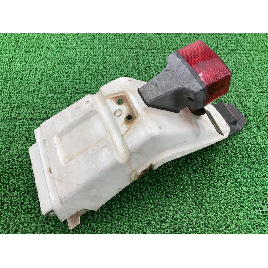 ジェベル125 リアフェンダー 白 63113-44AD/B/C スズキ 純正 バイク 部品 SF44A 63113-44AD B C ジェベル250 SH42Aにも 【中古】 51 スズキ（SUZUKI） ジェベル125 リアフェンダー 白 63113-44AD/B/C 純正