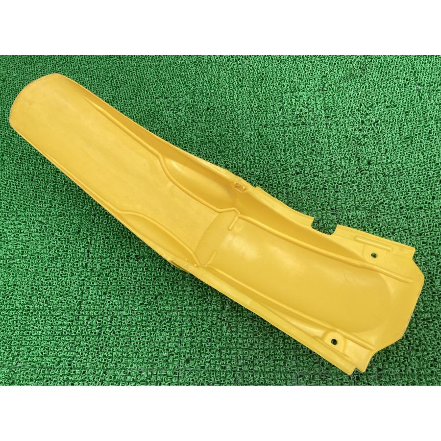 RM125 リアフェンダー 黄 スズキ 純正 バイク 部品 96-00年 コケキズ無し 割れ欠け無し そのまま使える 車検 Genuine 【中古】 80 スズキ（SUZUKI） RM125 リアフェンダー 黄 純正 中古 バイク 部品 96