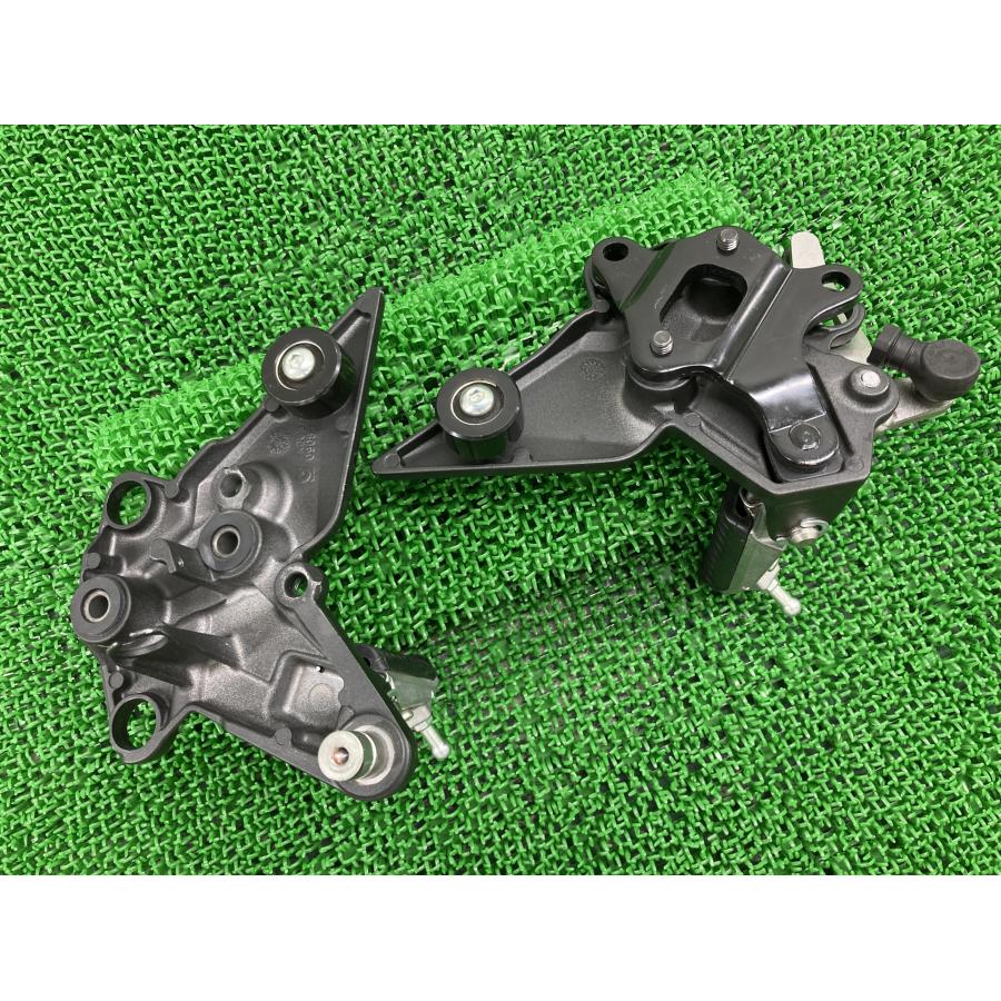 カワサキ Ninja1000 ステップ 左右 0726/0905 純正 中古 バイク カワサキ Ninja1000 ステップ 左右 0726/0905 純正 中古 バイク