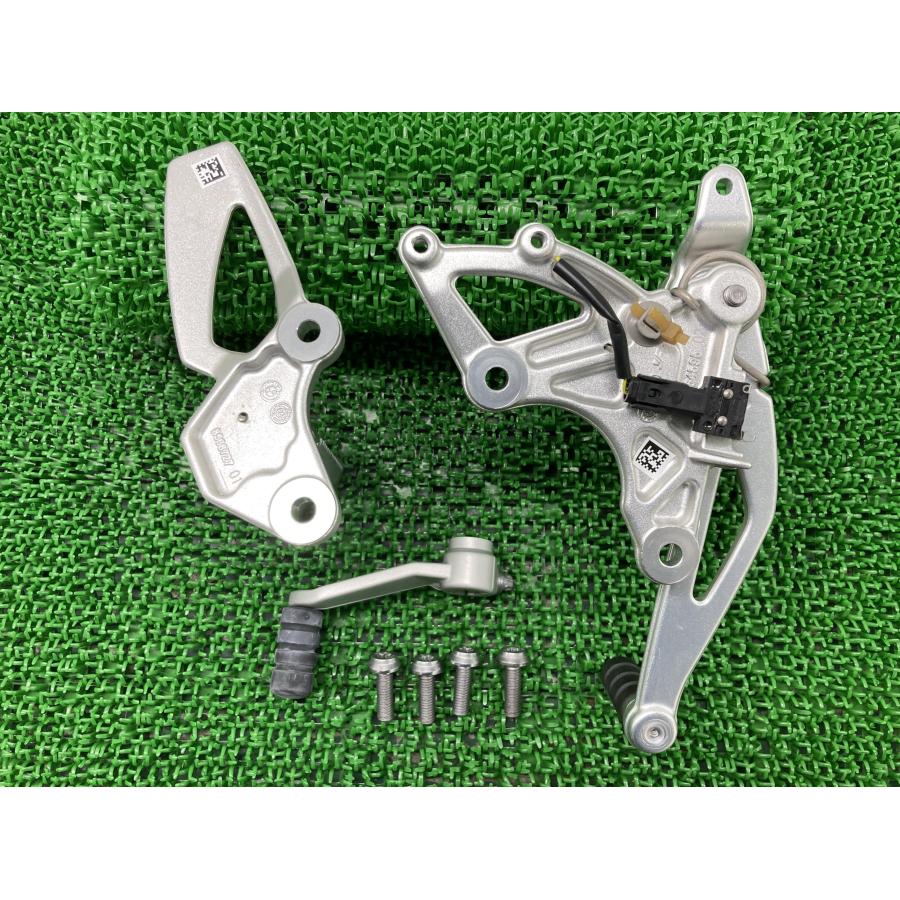 R1200R ステップ 左右 8564595/8568727  純正 バイク 部品 8564595 8568727 ブレーキペダル シフトペダル ペグ 【中古】 23 R1200R ステップ 左右 8564595/8568727 BMW 純正 中古 バイク 部品