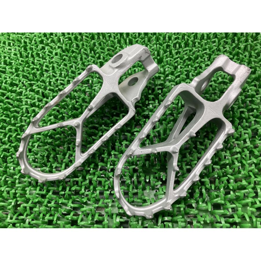 250SX-F 450SX-F ステップペグ 左右 790.03.040.000/790.03.041.000 KTM 純正 中古 790.03.040.000 790.03.041.000 125SX 350SX-F 16_2