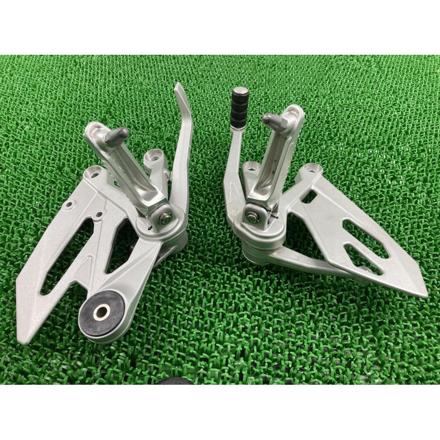 S1000R ステップ 左右 8542075/8542076 BMW 純正 中古 バイク 部品