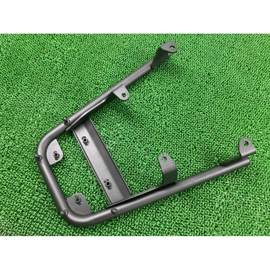 ADV150 リアキャリア ホンダ 純正 バイク 部品 KF38 オプション タンデムグリップ一体型 曲がり無し 品薄 希少品 【中古】 53 ホンダ（HONDA） ADV150 リアキャリア 純正 中古 バイク 部品 KF38