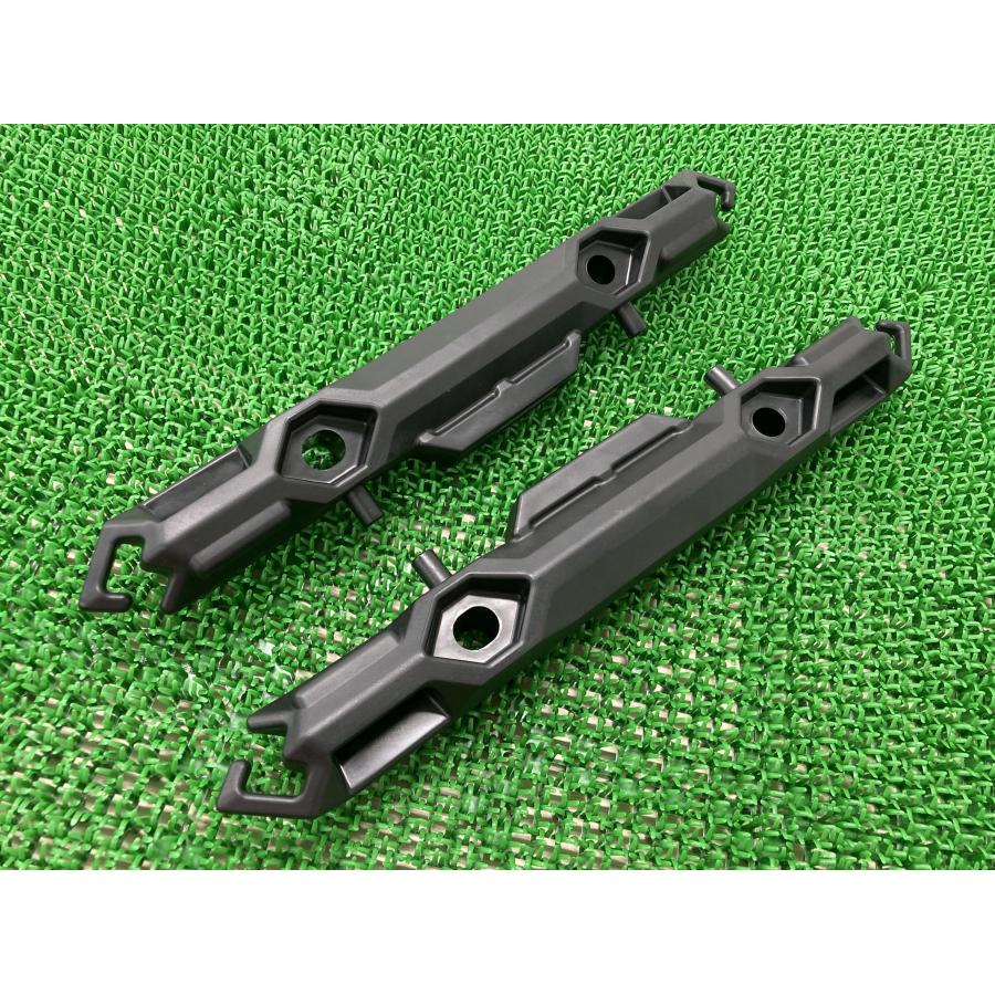 MT-09トレーサー パニアケースステー 左右 2PP-2164J-00/2PP-2164H-00 ヤマハ 純正 サイドバッグサポート 荷掛けフック 【中古】 25 ヤマハ発動機 MT-09トレーサー パニアケースステー 左右 2PP-2164J-00