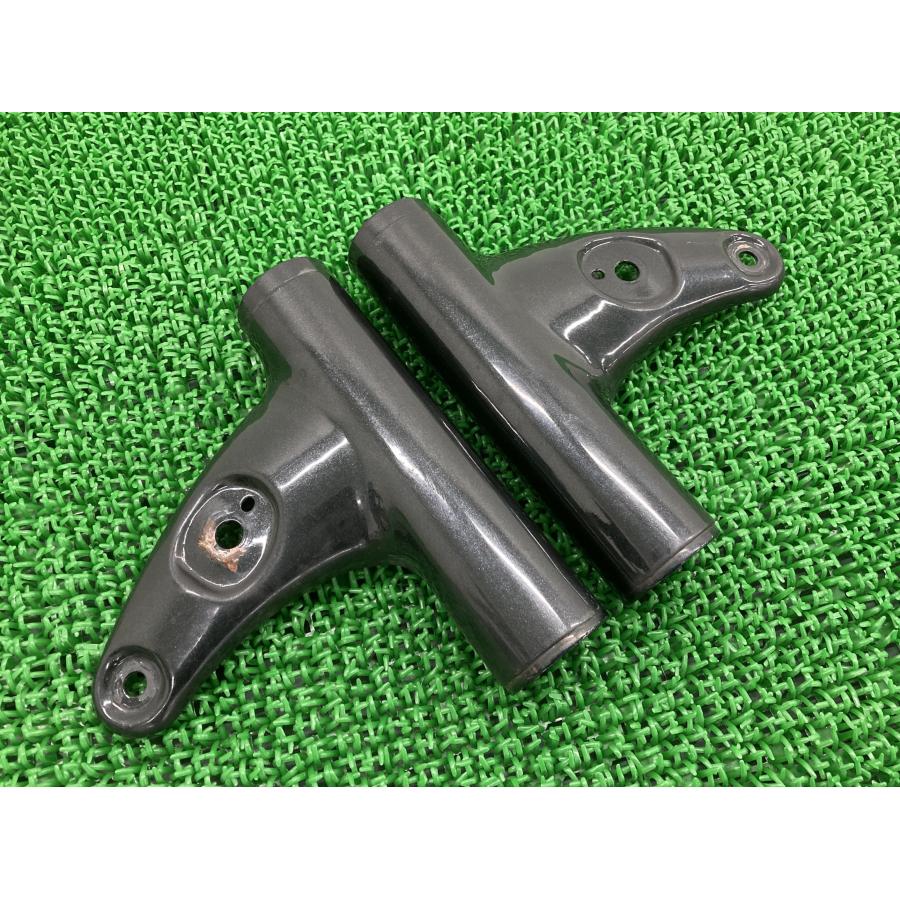 カワサキ エストレヤ ヘッドライトステー 左右 黒M 純正 中古 カワサキ エストレヤ ヘッドライトステー 左右 黒M 純正 中古