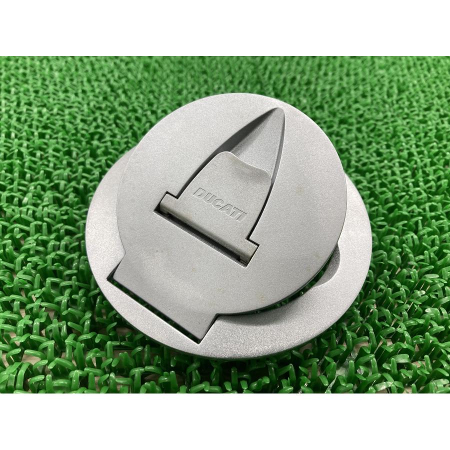 1199パニガーレ タンクキャップ ドゥカティ 純正 フューエルキャップ 割れ欠け無し キー無しガスキャップ 品薄 希少品 【中古】 65 1199パニガーレ タンクキャップ ドゥカティ 純正 中古 バイク 部品