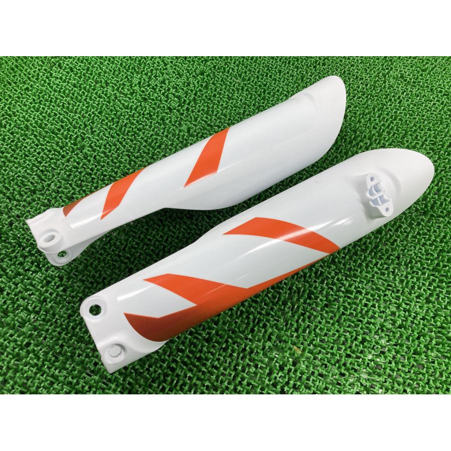 125SX フロントフォークガード 左右 白 777.01.092.100/777.01.093.000 KTM 純正 150SX 19年以降 フロントフォークカバー 【中古】 29 125SX フロントフォークガード 左右 白 777.01.092.100/777.01.093.000