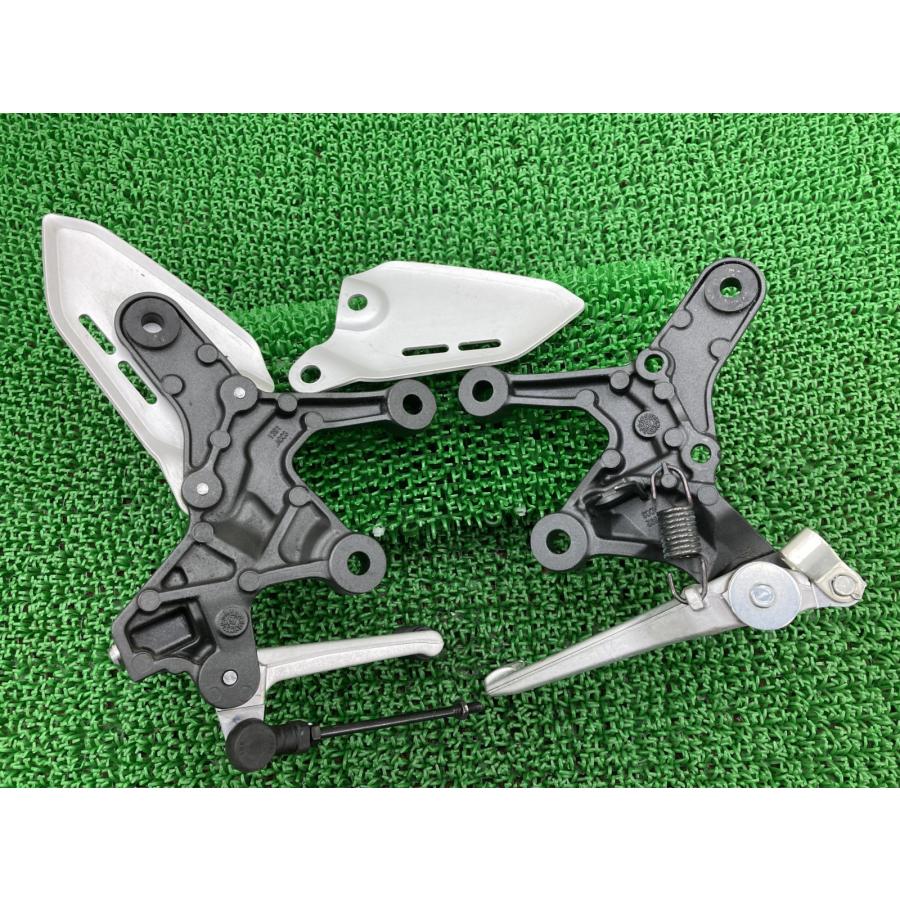 カワサキ（Kawasaki） Z900RS ステップ 左右 1391/1392 純正 中古