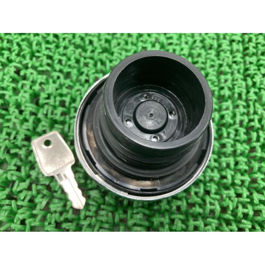 タンクキャップ 61100053 ハーレー 純正 バイク 部品 コンディション良好 割れ欠け無し スポーツスター ソフテイル ダイナ 【中古】 8 タンクキャップ 61100053 ハーレー 純正 中古 バイク 部品