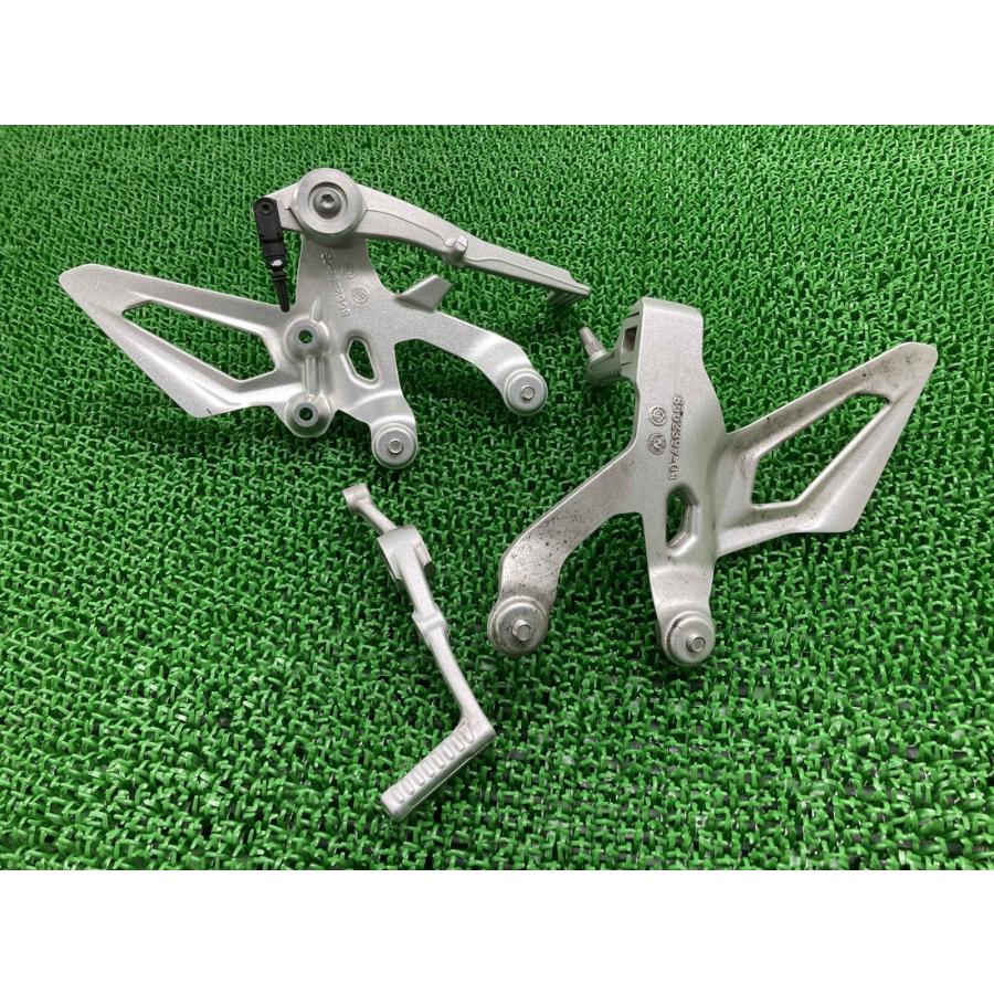 S1000R ステップ 左右 8562397-03/8562398-03 BMW 純正 中古 バイク 部品 K47 8562397-03 8562398-03 17年-18年 シフトペダル Cvの画像