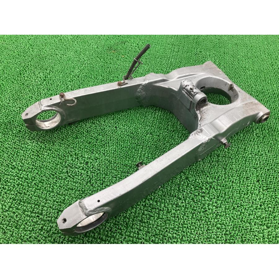 ZZ-R1100 スイングアーム カワサキ 純正 バイク 部品 ZXT10D コケキズ無し 曲がり無し 品薄 希少品 車検 Genuine 【中古】 63 カワサキ（Kawasaki） ZZ-R1100 スイングアーム 純正 中古 バイク 部品