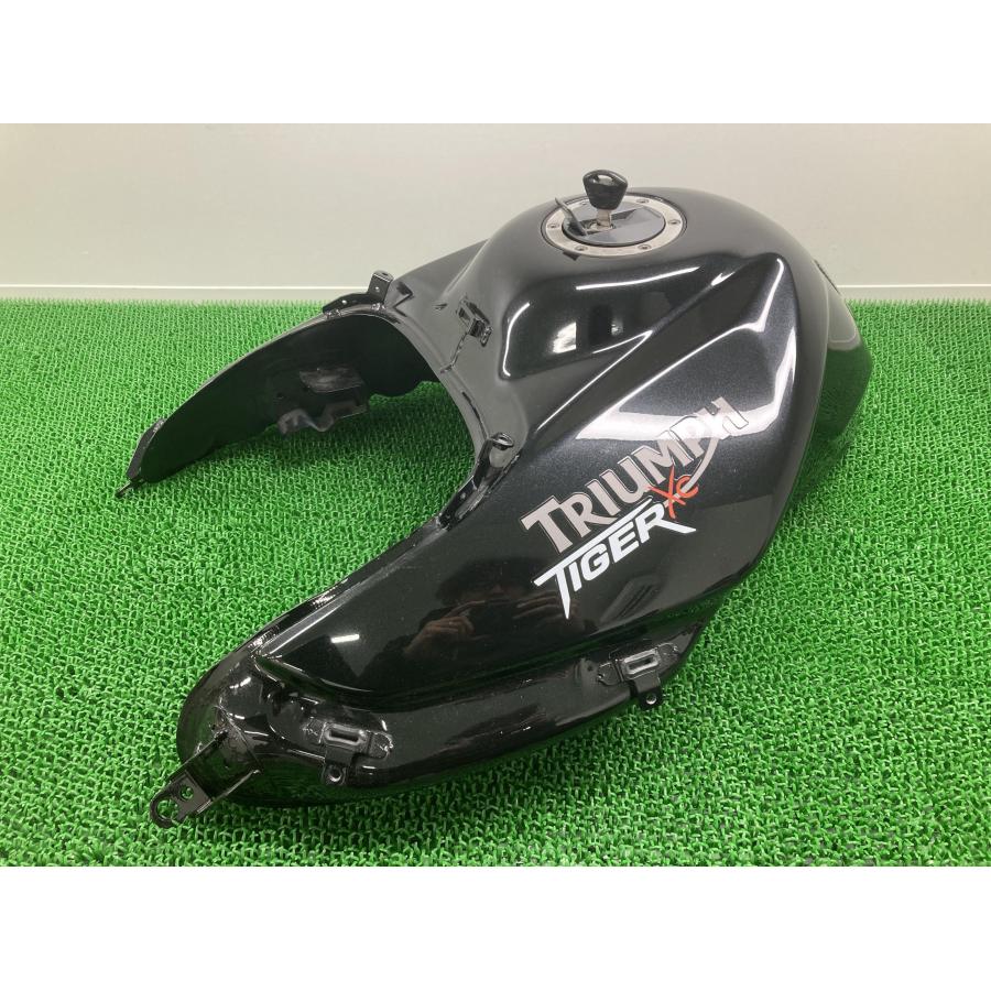 タイガー800XC タンク 黒M トライアンフ(TRIUMPH) 純正 コンディション良好 コケキズ無し 凹み無し 品薄 希少品 【中古】 65 タイガー800XC タンク 黒M トライアンフ(TRIUMPH) 純正 中古 バイク