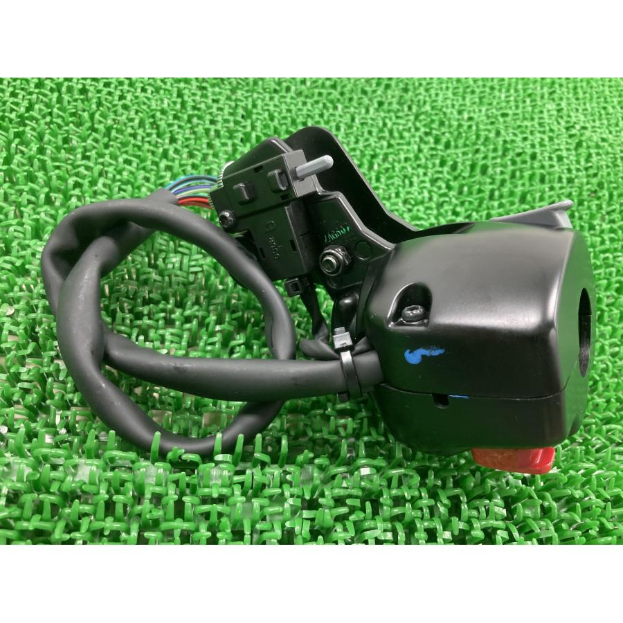 ボンネビルT120 ハンドルスイッチ 左 ZAG507 トライアンフ(TRIUMPH) 純正 美品 コケキズ無し 割れ欠け無し そのまま使える 【中古】 46 ボンネビルT120 ハンドルスイッチ 左 ZAG507 トライアンフ(TRIUMPH