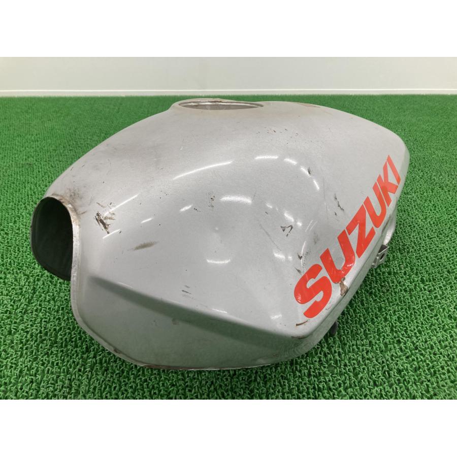 SUZUKI GSX400Sカタナのタンク スズキ（SUZUKI） GSX400Sカタナ タンク 銀 純正 中古 バイク 部品