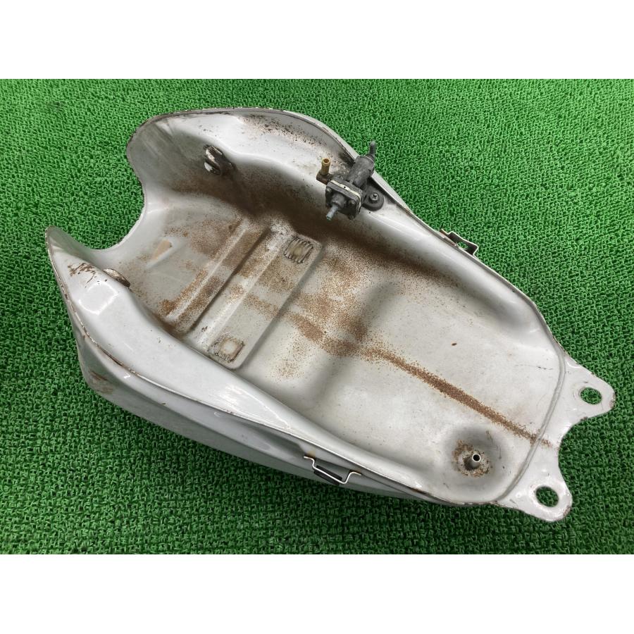 スズキ（SUZUKI） GSX400Sカタナ タンク 銀 純正 中古 バイク 部品
