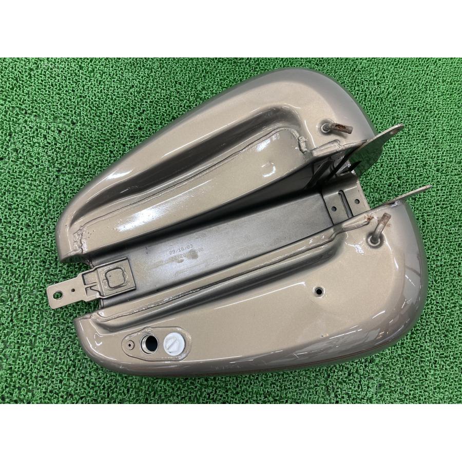 FLSTF1450 タンク ガンM ハーレー 純正 中古 バイク 部品 ソフテイル ファットボーイ TC88 ノーマルガソリンタンク 修復素材に 68 FLSTF1450 タンク ガンM ハーレー 純正 中古 バイク 部品 ソフテイル