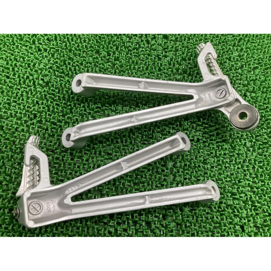 GSX-R1000 タンデムステップ 左右 41G スズキ 純正 バイク 部品 GT77A ステップホルダー ステップペグ コケキズ無し 品薄 【中古】 65 スズキ（SUZUKI） GSX-R1000 タンデムステップ 左右 41G 純正 中古