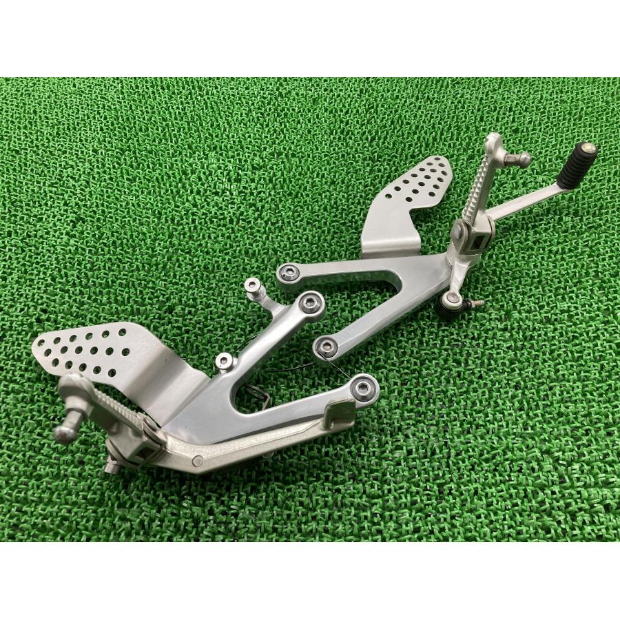 YZF-R1 ステップ 左右 5PW ヤマハ 純正 バイク 部品 RN09 コンディション良好 曲がり無し ブレーキペダル シフトペダル 【中古】 74 ヤマハ発動機 YZF-R1 ステップ 左右 5PW ヤマハ 純正 中古 バイク 部品