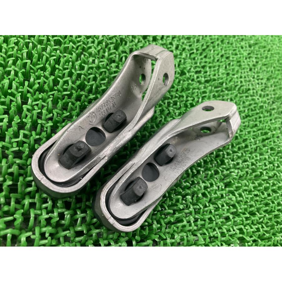 R1200GS ステップペグ 左右 26718526739-23310110/26718526740-23310110  純正 2013年式外し 26718526739-23310110 【中古】 27 R1200GS ステップペグ 左右 26718526739-23310110/26718526740