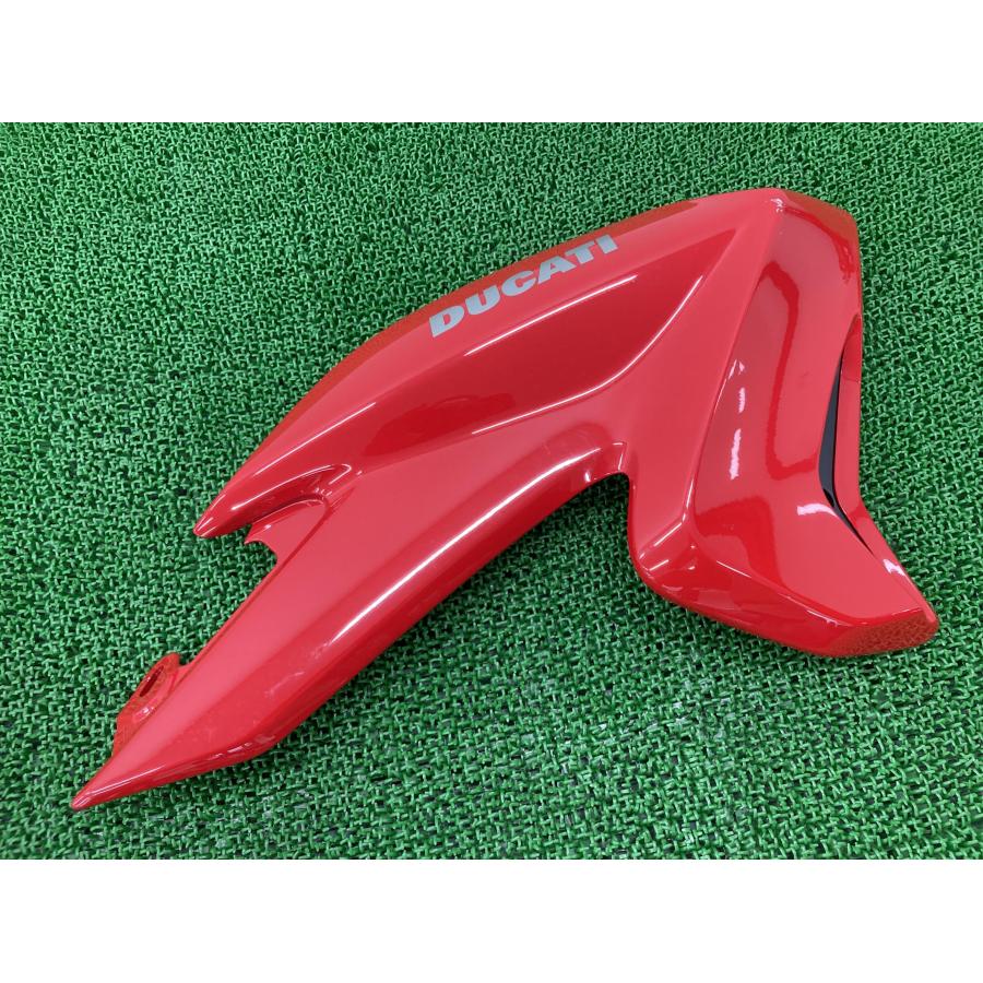 ハイパーモタード821 シュラウド 右 赤 480.1.569.1A ドゥカティ 純正 Hypermotard ペイント素材に 割れ欠け無し 【中古】 62 ハイパーモタード821 シュラウド 右 赤 480.1.569.1A ドゥカティ 純正
