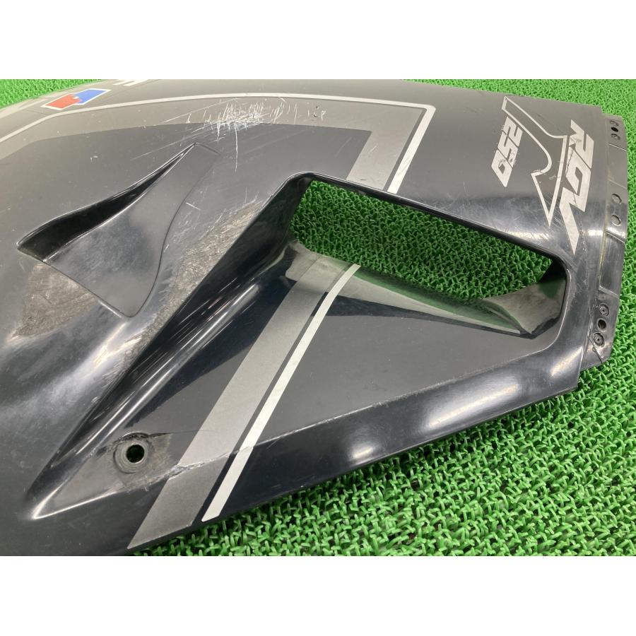 RGV250ガンマ サイドカウル 左 黒 12C0 スズキ 純正 バイク 部品 VJ21A ペイント素材に 割れ欠け無し 品薄 希少品 【中古】 72 スズキ（SUZUKI） RGV250ガンマ サイドカウル 左 紺 12C0 純正 中古