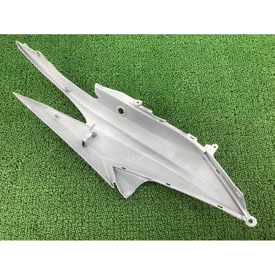 シグナスRAY-Z シートカウル 左 パール 1GC ヤマハ 純正 バイク 部品 CYGNUS レイズィー 極上品 ハイクオリティ 【中古】 84 ヤマハ発動機 シグナスRAY-Z シートカウル 左 パール 1GC ヤマハ 純正