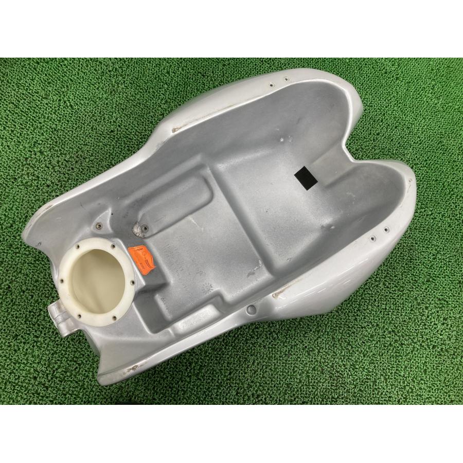 S2R1000 タンク 銀 586.3.044.1A ドゥカティ 純正 バイク 部品 アチェルビス 06年 フューエルタンク 燃料タンク 【中古】 36 S2R1000 タンク 銀 586.3.044.1A ドゥカティ 純正 中古 バイク 部品