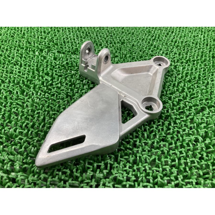 CB650R ステップホルダー 左 MKN ホンダ 純正 バイク 部品 RH03 メインステップ 曲がり無し 品薄 希少品 車検 Genuine 【中古】 32 ホンダ（HONDA） CB650R ステップホルダー 左 MKN 純正 中古 バイク